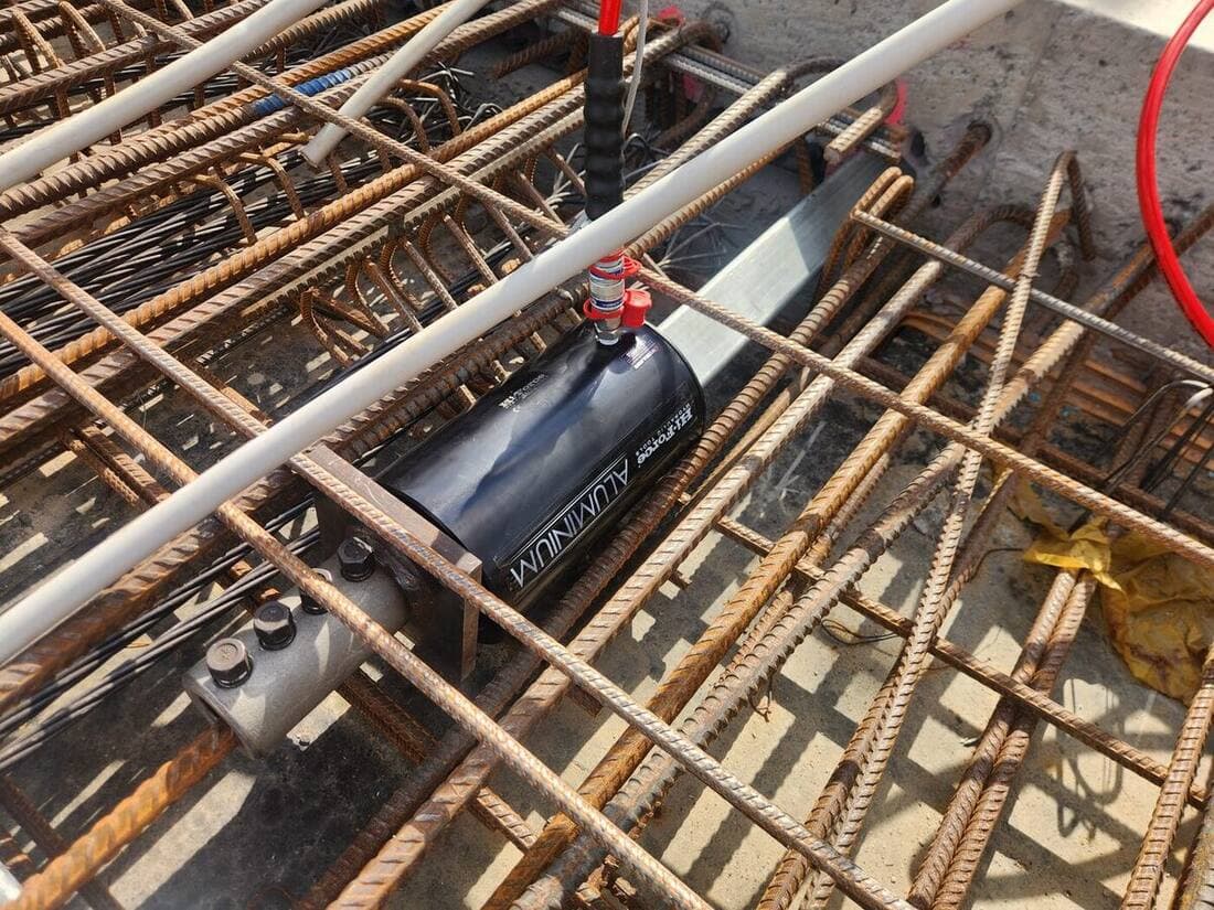 Hydraulic ram testing a chemically-set anchor within a concrete slab rebar cage - Anchor Testing Australia