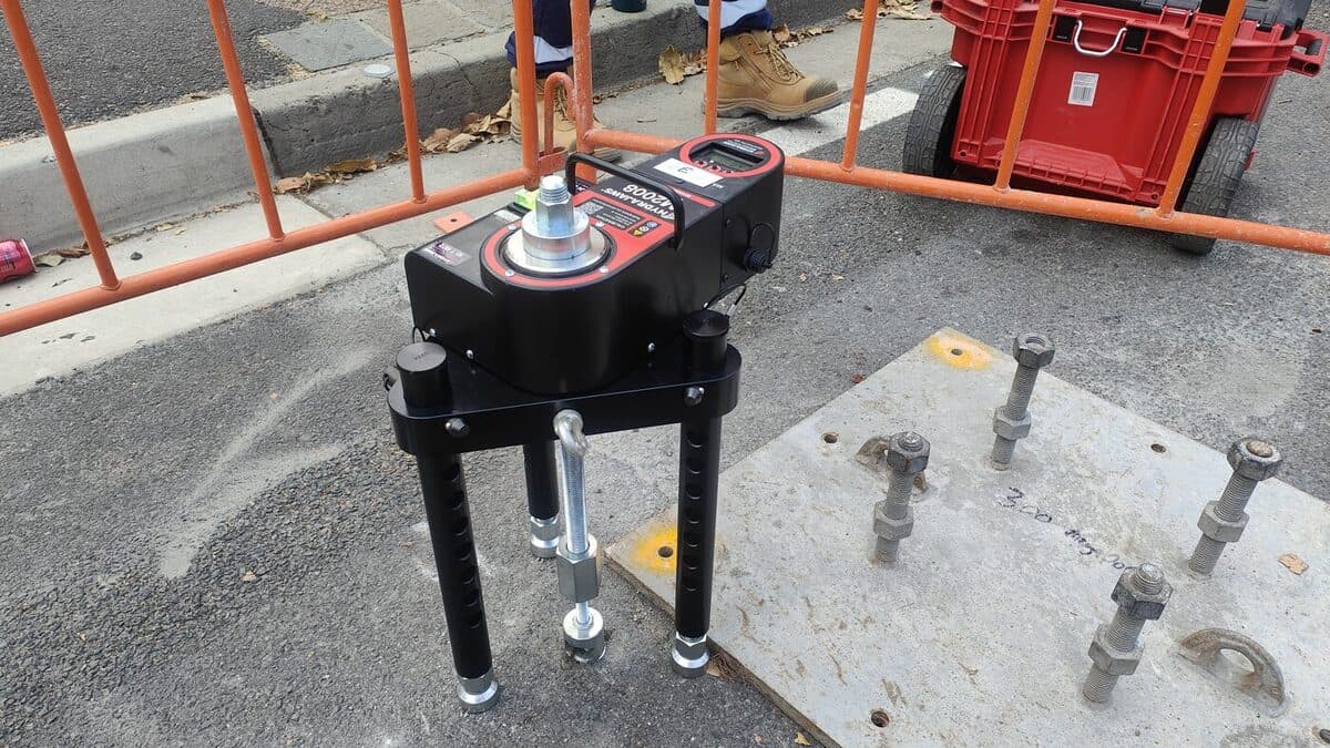Hydrajaws M2008 Safe Tracker testing mechanical screw anchors on a steel baseplate - Anchor Testing Australia