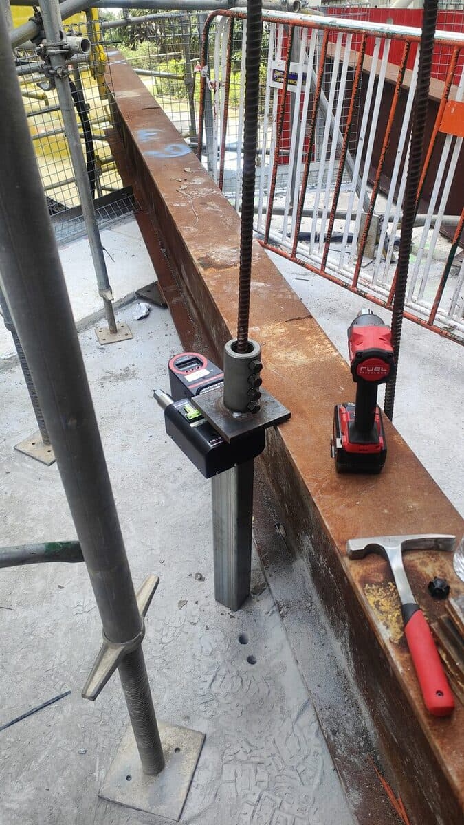 Hydrajaws rig testing a vertical rebar starter bar on a construction site - Anchor Testing Australia